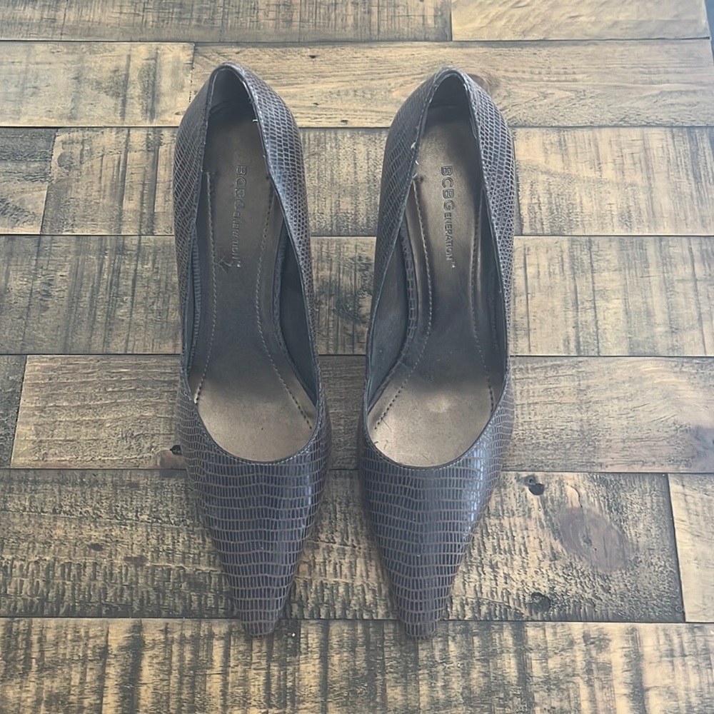 Snake skin pattern, dress heel. Little signs of wearing.